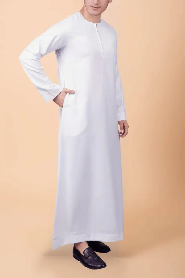 Pure White Modern Zip-Neck Thobe – Minimalist Classic Men’s Islamic Wear