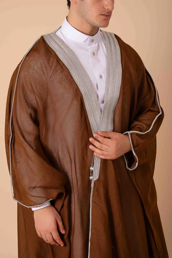 Luxury Brown Arabic Bisht for Men with Silver Zari Edge Embroidery – Premium Lightweight Open-Front Cloak - Image 3 - Ruby Online