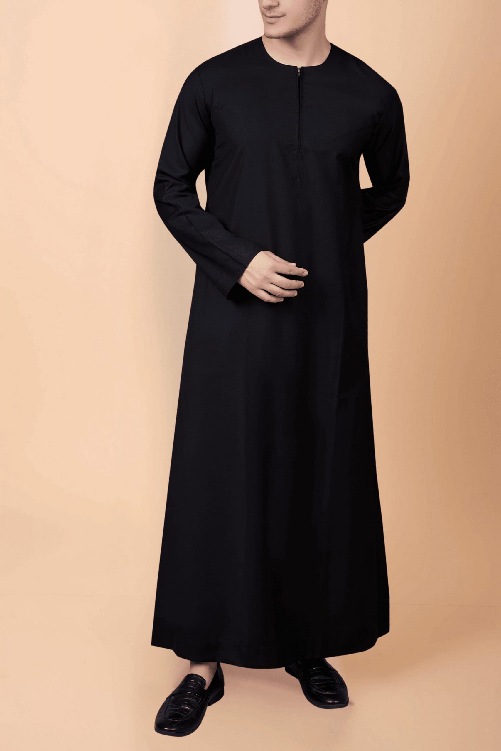 Midnight Black Minimal Zip-Neck Classic Thobe for Men - Image 5 - Ruby Online